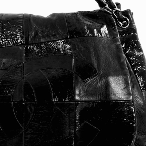 CHANEL Black lambskin and patent quilted leather CHANEL Brooklyn Bag "Retired" - Picture 13 of 16